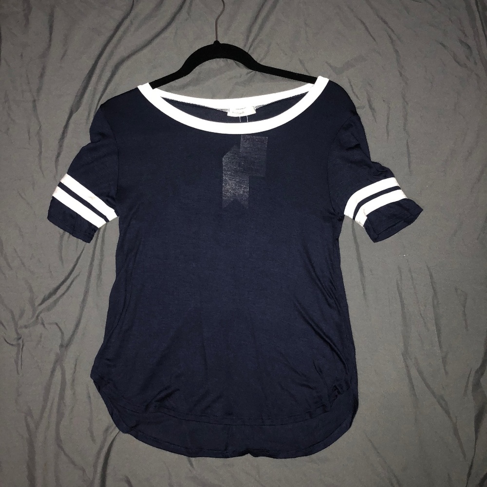 NAVY TSHIRT WITH WHITE DETAILING